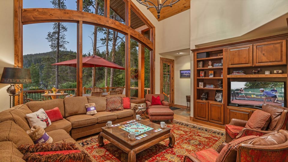 TV and multimedia, View (from property/room), Living room, Seating area, furniture
