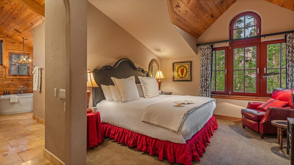 Bed, Bathroom, Seating area, Bedroom, furniture