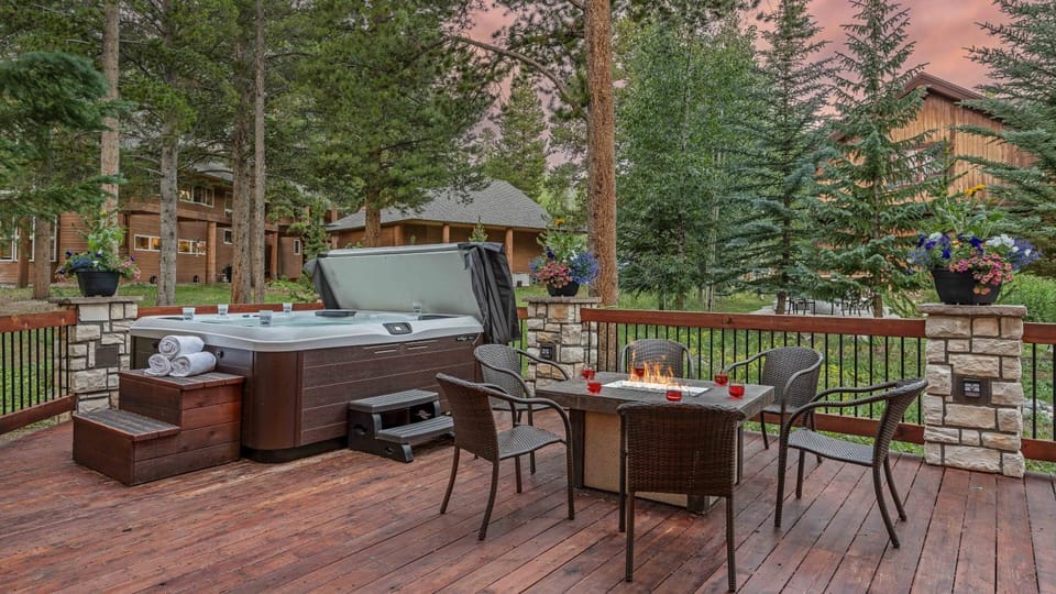 Patio, Hot Tub, Seating area, fireplace, towels