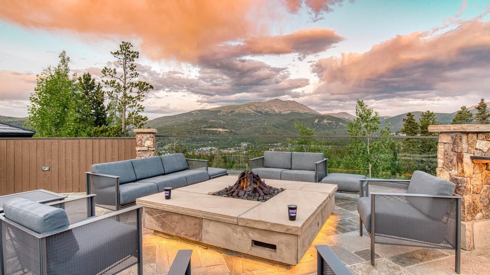 View (from property/room), Balcony/Terrace, Seating area, Mountain view