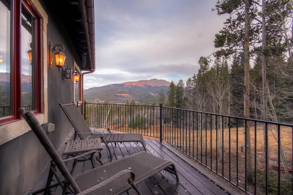 View (from property/room), Balcony/Terrace, Seating area, Mountain view