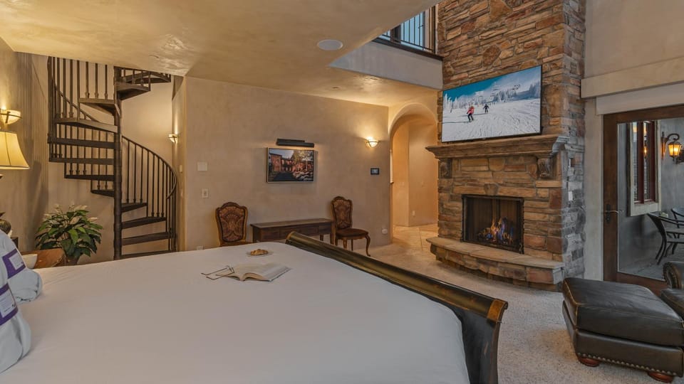 Bed, TV and multimedia, Bedroom, fireplace