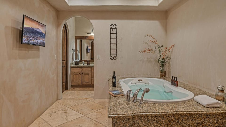 Bathroom, TV and multimedia, Bath, towels