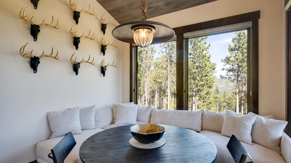 View (from property/room), Seating area, Dining area, furniture