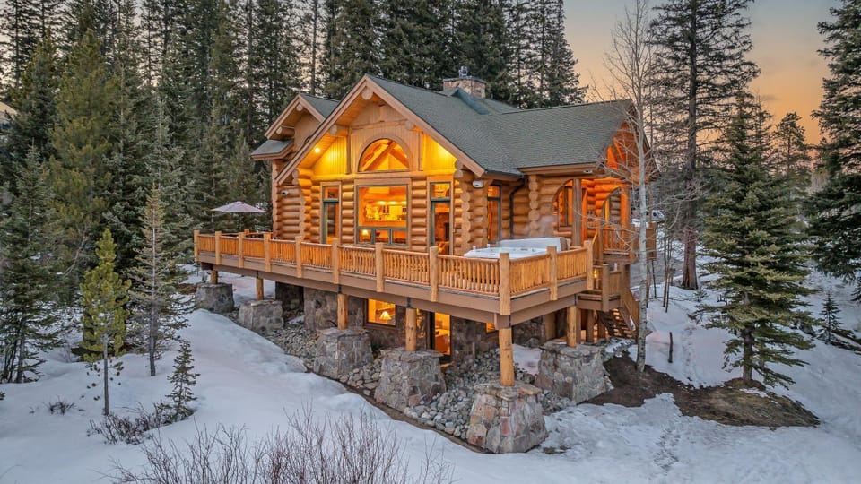 Property building, Hot Tub, Balcony/Terrace