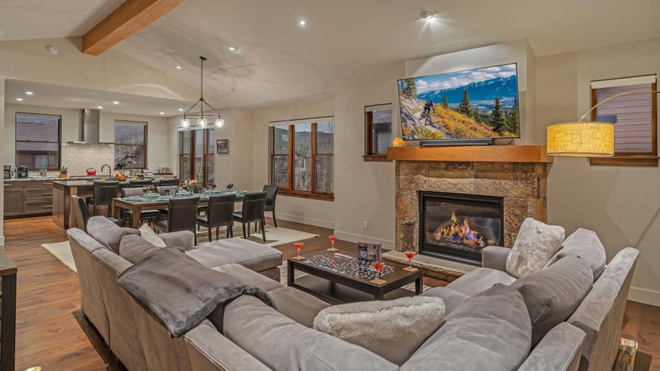 TV and multimedia, Living room, Seating area, fireplace