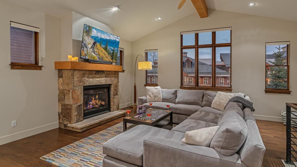 TV and multimedia, Living room, Seating area, fireplace