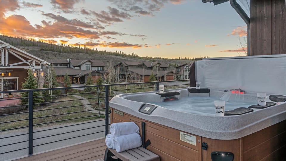 Hot Tub, Balcony/Terrace, Mountain view, towels