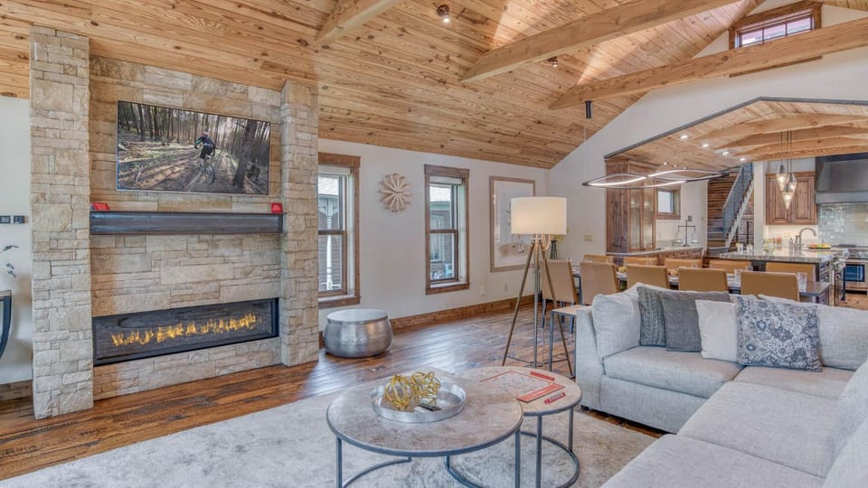 TV and multimedia, Living room, Seating area, fireplace, furniture