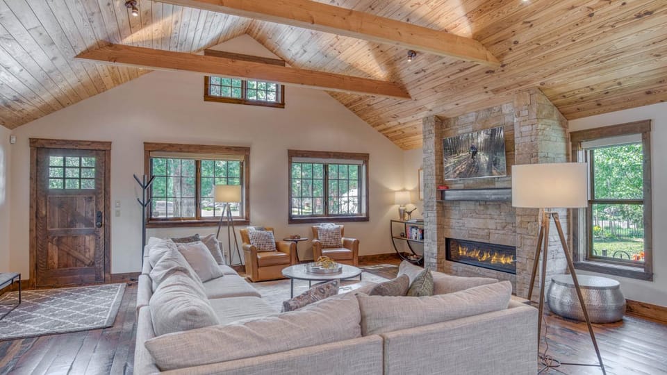 TV and multimedia, Living room, Seating area, fireplace