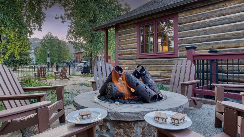 Patio, View (from property/room), Seating area, Mountain view, fireplace