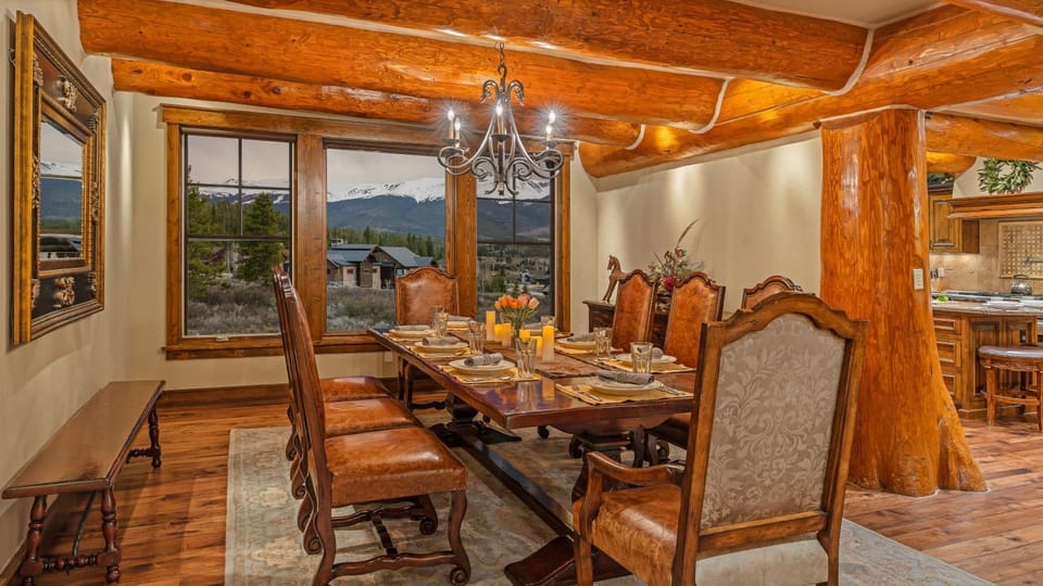 View (from property/room), Seating area, Dining area, Mountain view, furniture