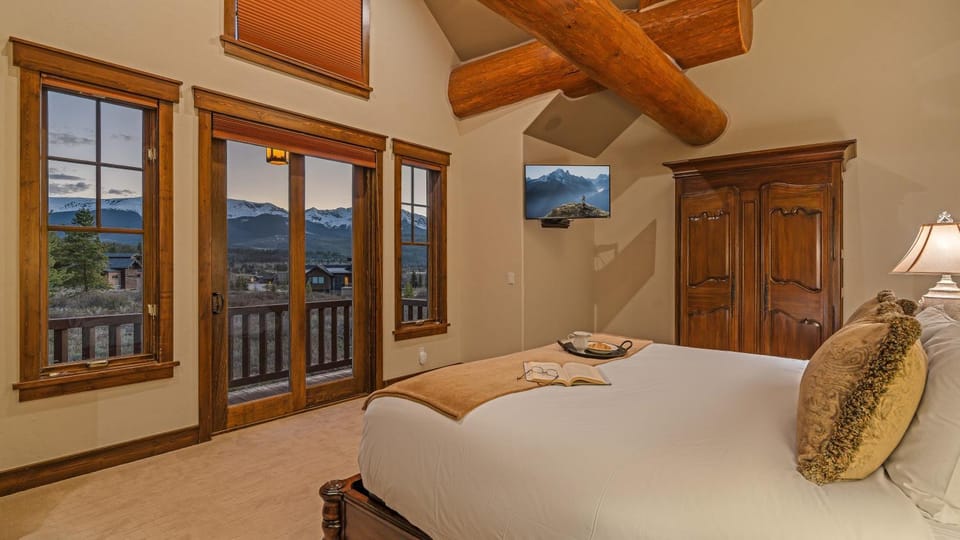 Bed, TV and multimedia, View (from property/room), Balcony/Terrace, Bedroom