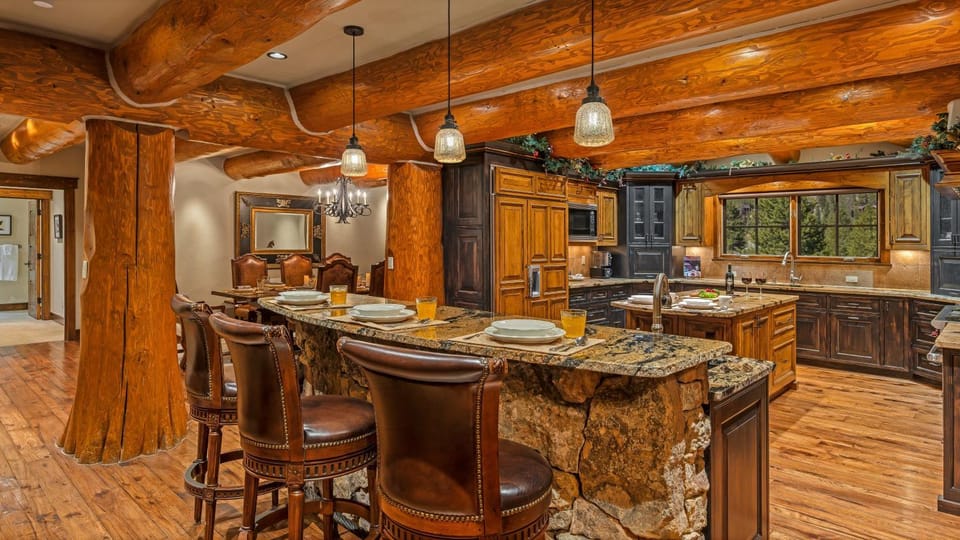 Coffee/tea facilities, microwave, storage, kitchen