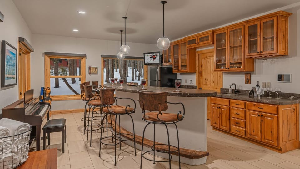 TV and multimedia, Seating area, storage, kitchen