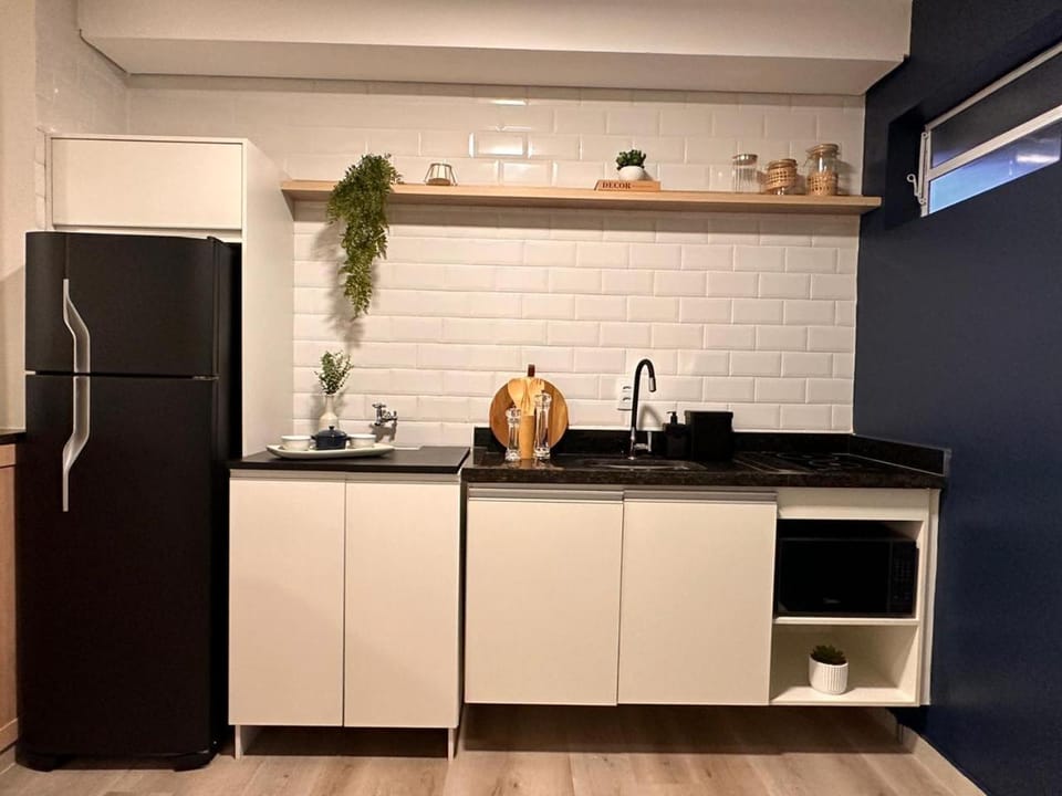 Kitchen or kitchenette, minibar, stove
