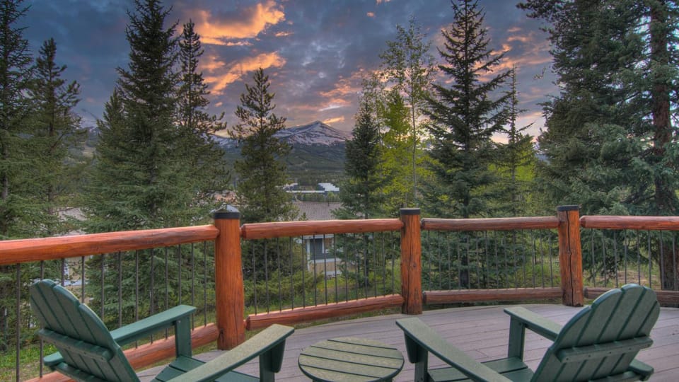 View (from property/room), Balcony/Terrace, Seating area, Mountain view