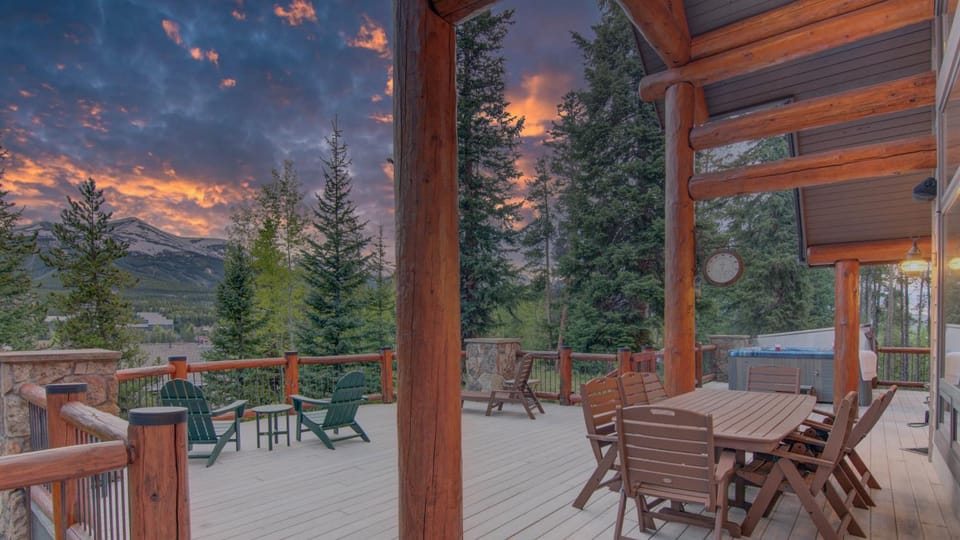 View (from property/room), Balcony/Terrace, Dining area, Mountain view