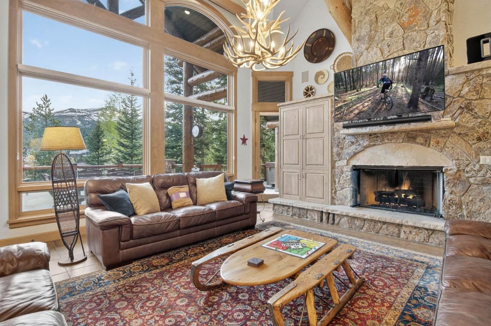 TV and multimedia, Seating area, Mountain view, fireplace, furniture