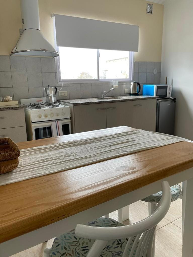 Kitchen or kitchenette, Dining area, minibar, pet friendly, stove
