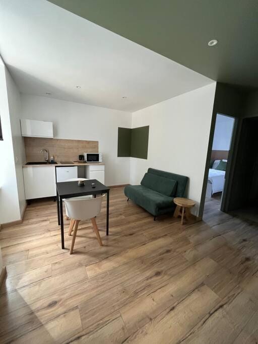 Kitchen or kitchenette, Living room, Seating area, Dining area