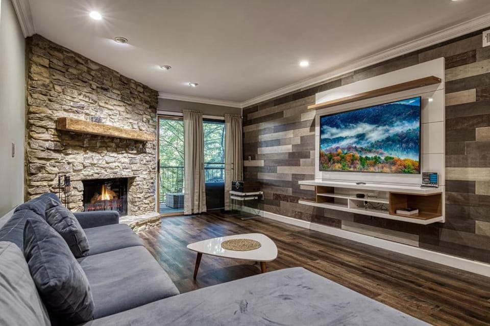 A Stones Throw, Relax & Unwind Free attraction Tickets, WIFI House in Pigeon Forge