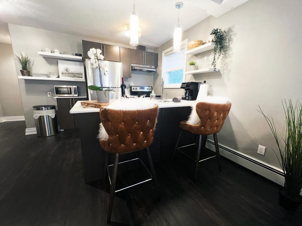 Kitchen or kitchenette, oven