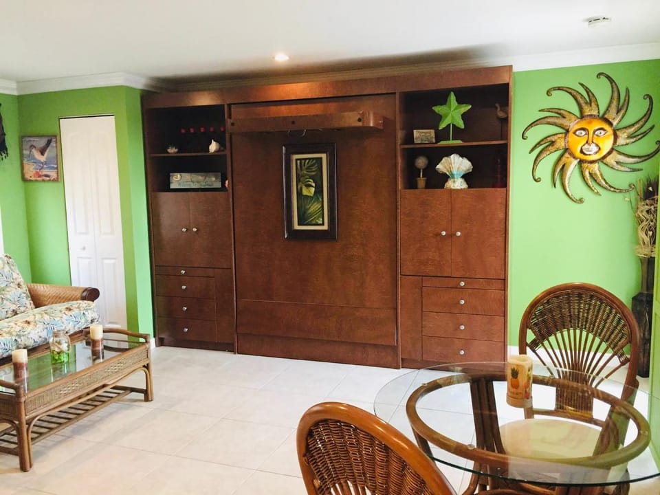 Bed, Seating area, Dining area