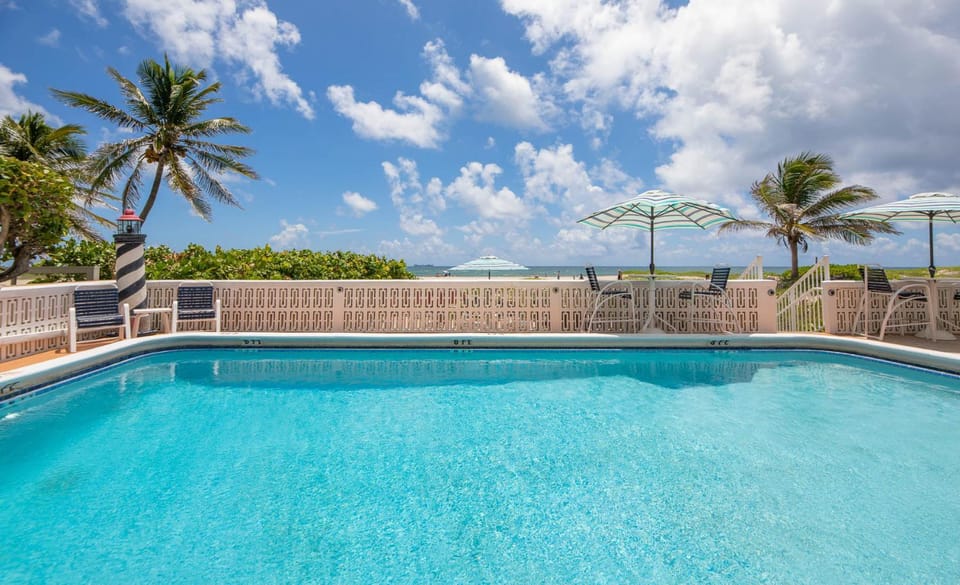 Swimming pool, sunbed