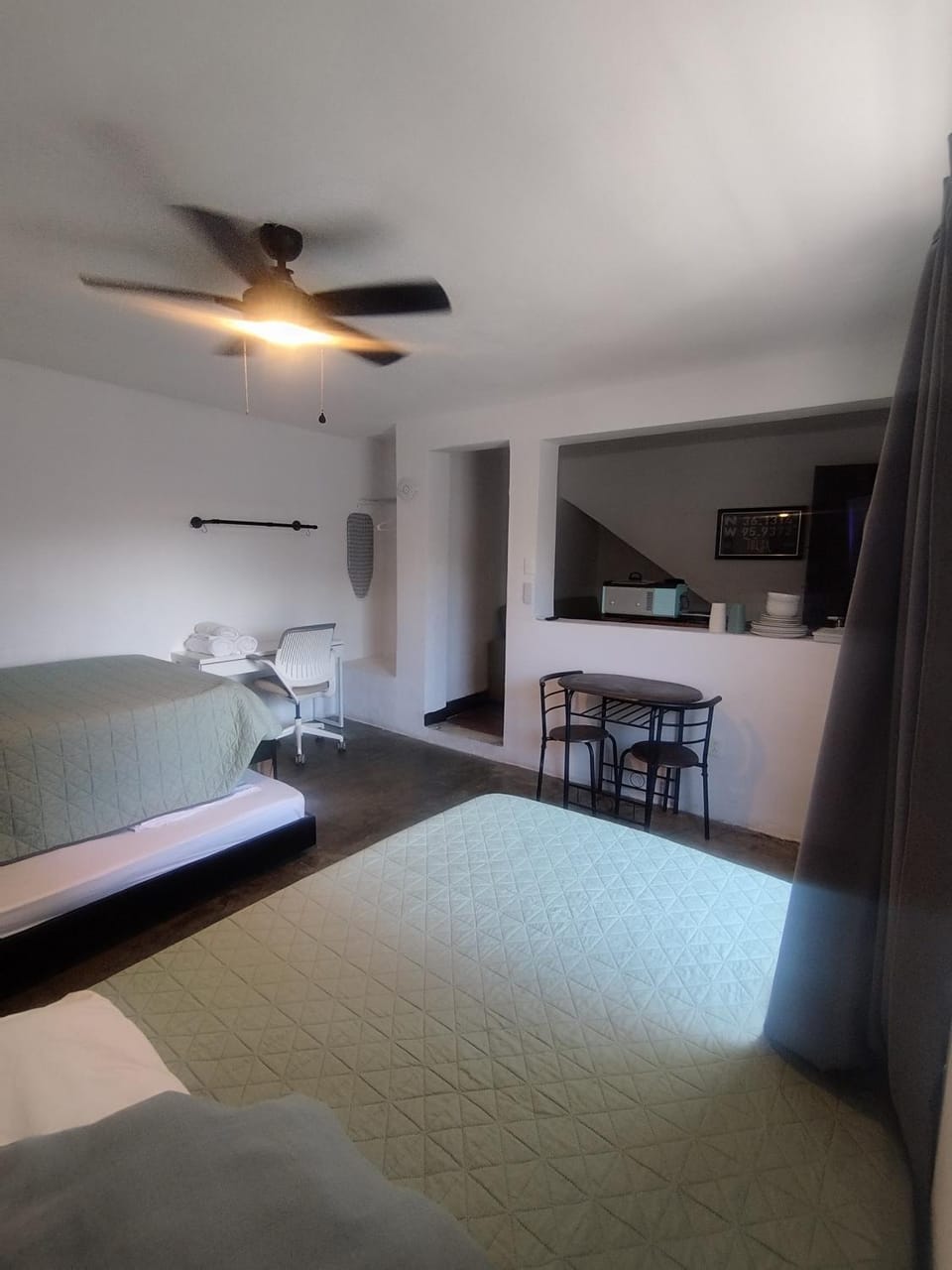Bed, Kitchen or kitchenette, Living room, Photo of the whole room, Seating area, Bedroom