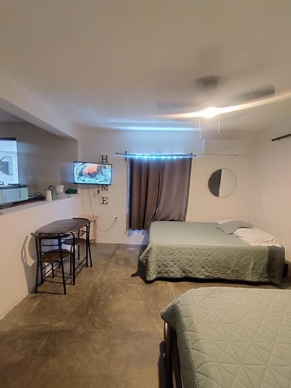 Bed, TV and multimedia, Living room, Photo of the whole room, Seating area, Dining area, Bedroom