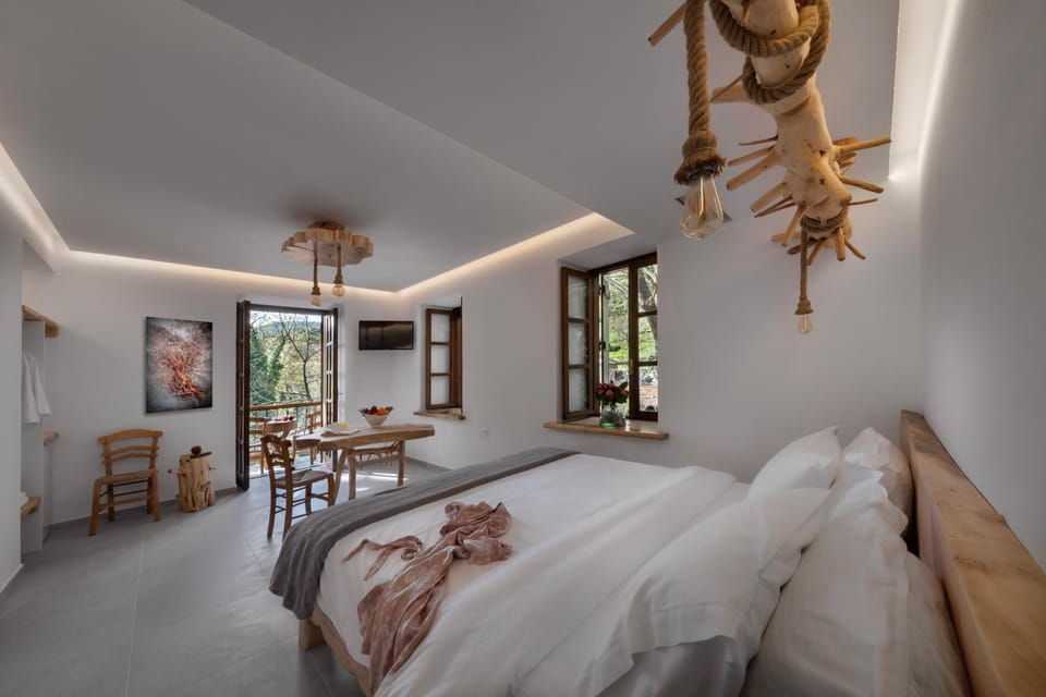 Bed, TV and multimedia, Living room, Photo of the whole room, Seating area
