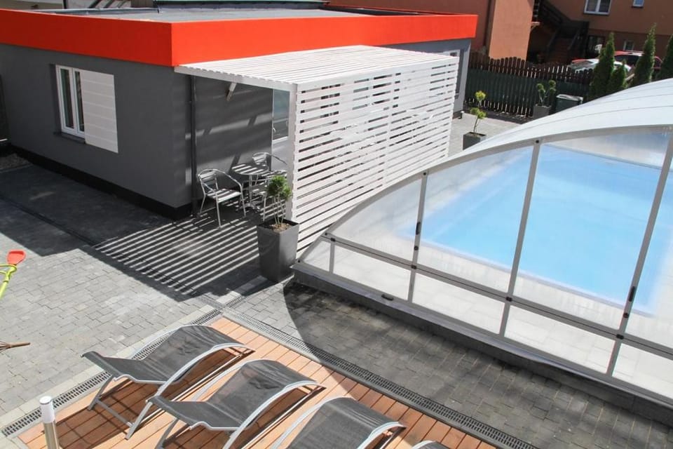 Swimming pool, Swimming pool