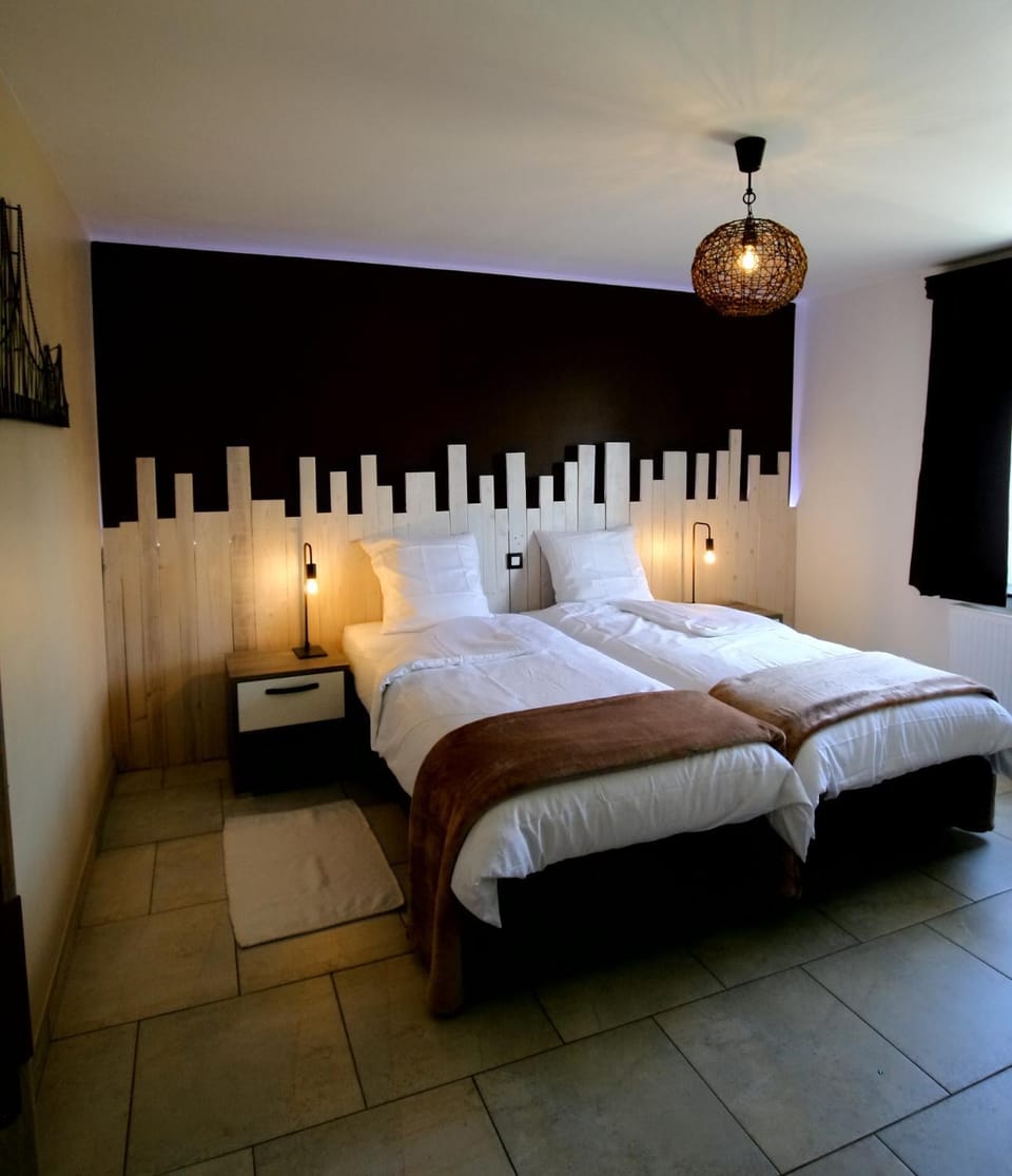 Bed, Bedroom, Garden view