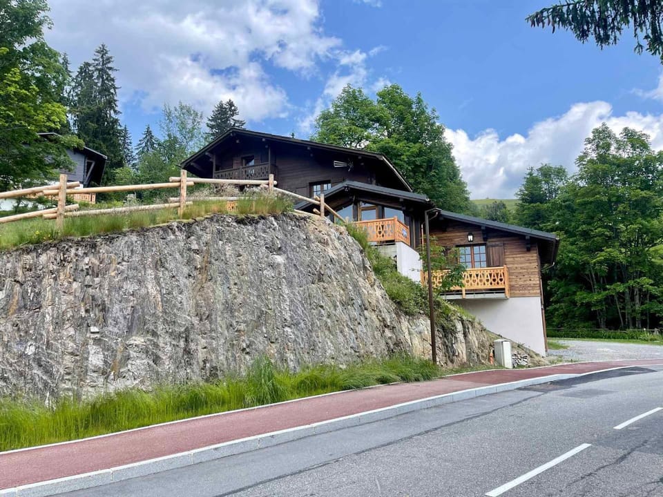 Chalet rénové avec vue Mont Charvin et WiFi - FR-1-505-187 Chalet in Haute-Savoie
