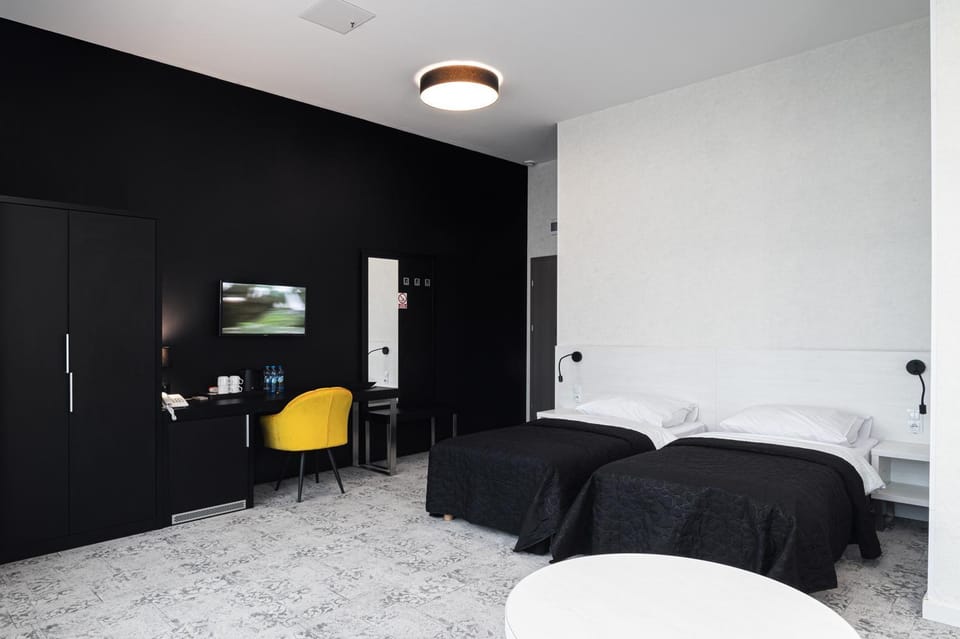 Bed, TV and multimedia, Living room, Photo of the whole room, Seating area, Bedroom