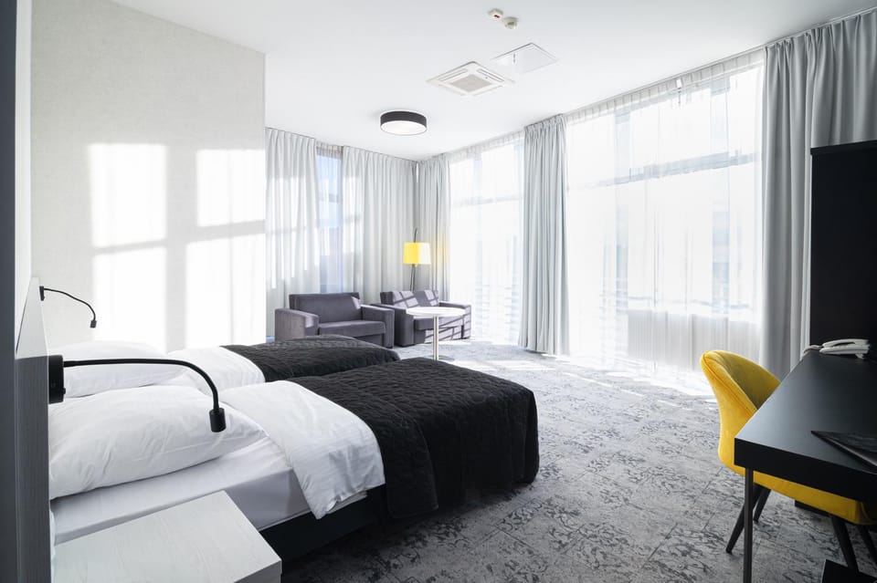 Bed, TV and multimedia, Living room, Photo of the whole room, Seating area, Bedroom