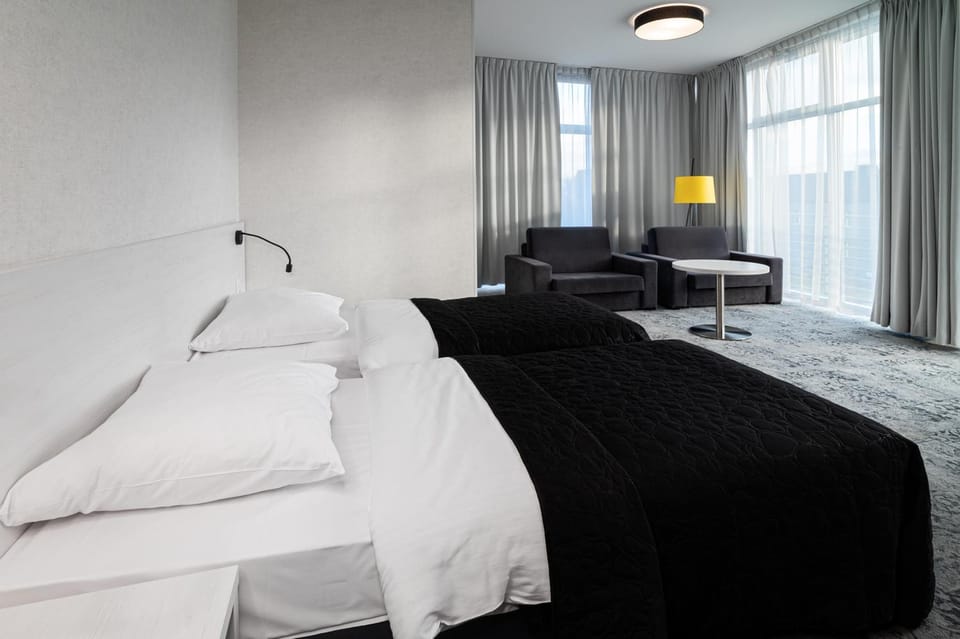 Bed, Photo of the whole room, Seating area, Bedroom