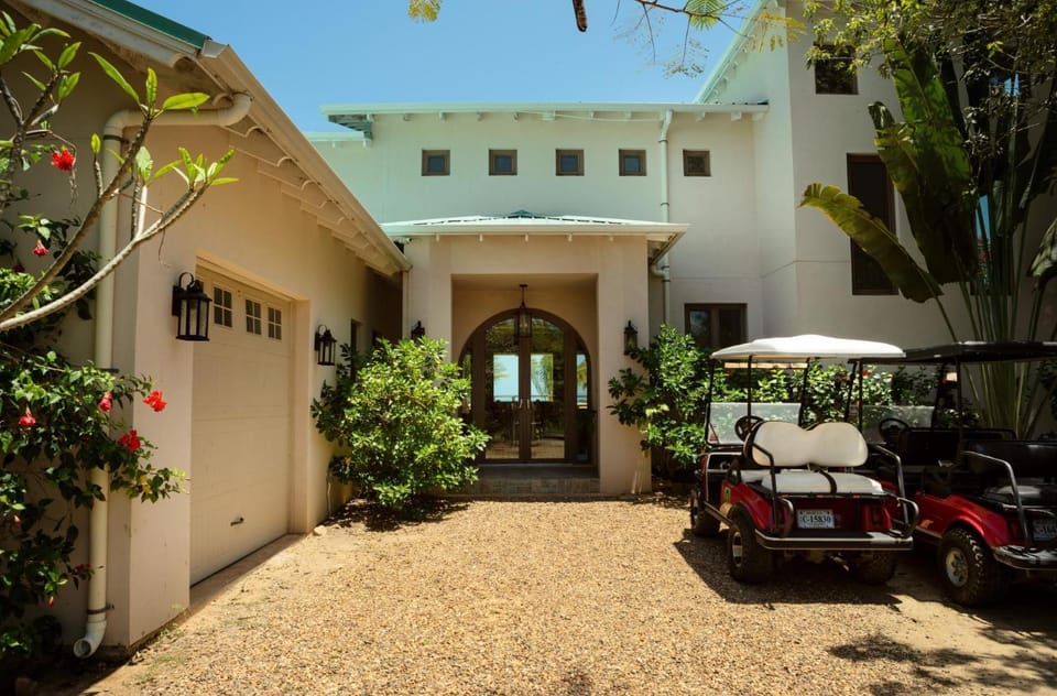 Surfside Gecko - Large Oceanfront Villa with Pool Close to Village Villa in Stann Creek District