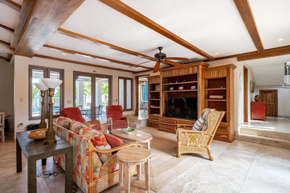 Surfside Gecko - Large Oceanfront Villa with Pool Close to Village Villa in Stann Creek District