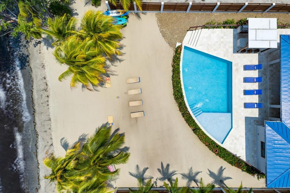 South Gull - 5 Bedroom Beachfront Villa w Large Pool Staff Villa in Stann Creek District