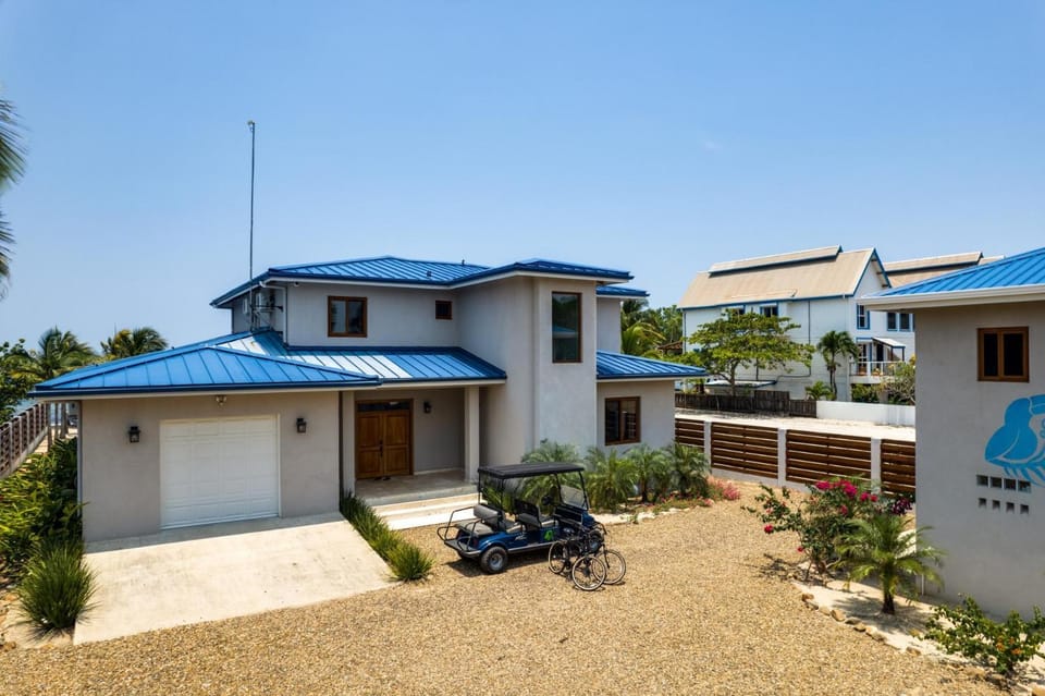South Gull - 5 Bedroom Beachfront Villa w Large Pool Staff Villa in Stann Creek District