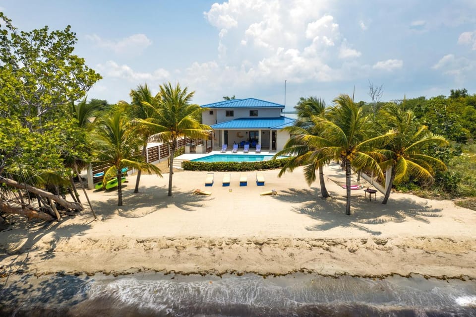South Gull - 5 Bedroom Beachfront Villa w Large Pool Staff Villa in Stann Creek District