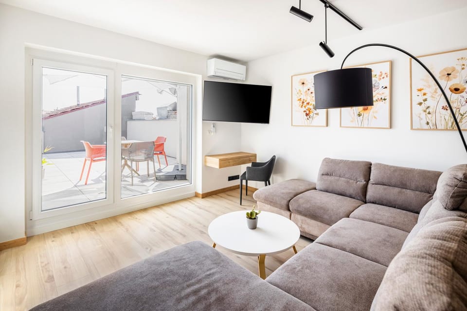 TV and multimedia, Living room, Seating area, Evening entertainment