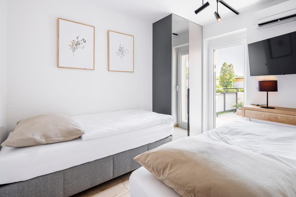 TV and multimedia, Photo of the whole room, Bedroom