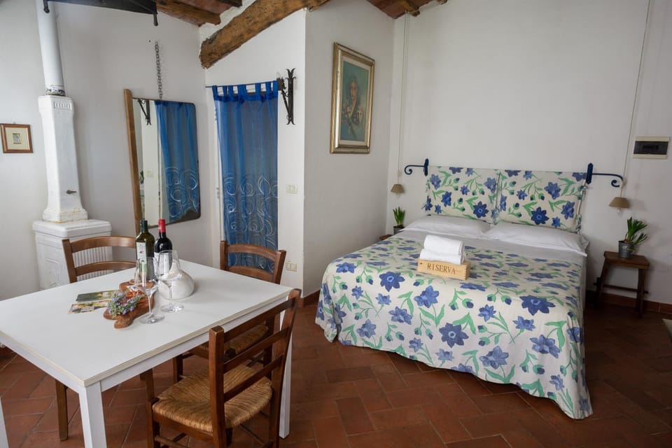 Bed, Living room, Photo of the whole room, Decorative detail, Dining area, Bedroom, Meals, Lunch