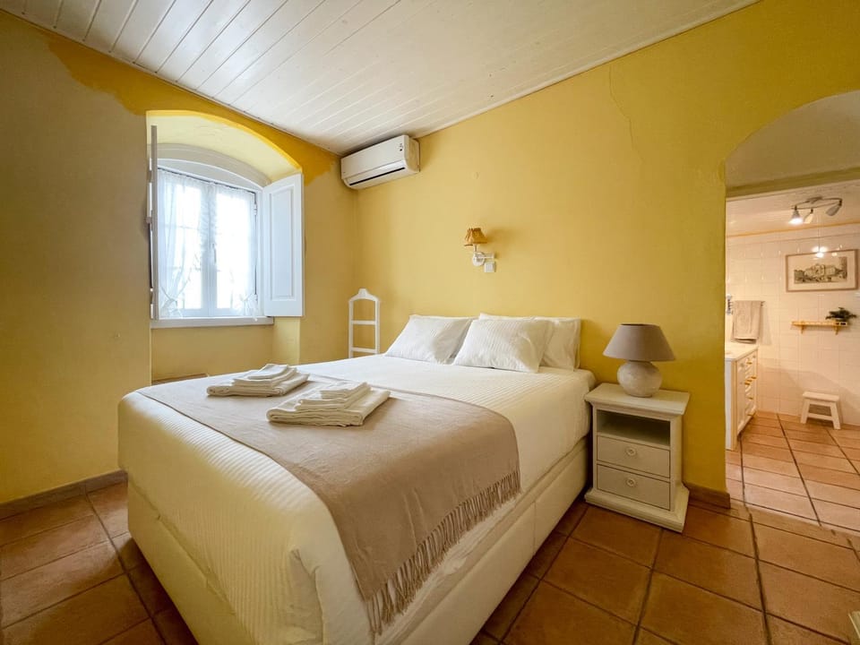 Bedroom, air conditioner