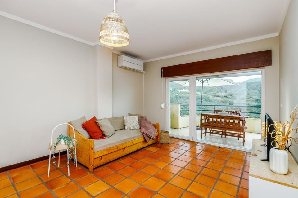 Bed, Living room, Seating area, air conditioner