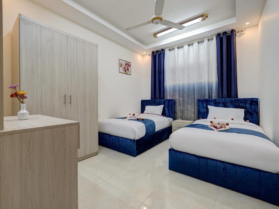Bed, Photo of the whole room, Bedroom, fireplace, towels