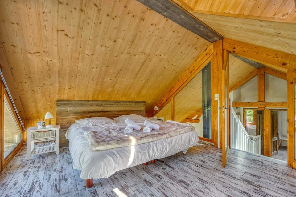 Bed, Photo of the whole room, Bedroom, towels